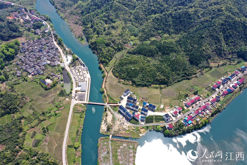 滄溪村楊春河畔，古村與新村遙相呼應。 人民網 時雨攝