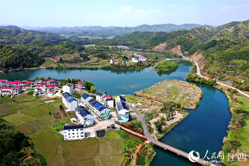滄溪村楊春河畔的村民新居。 人民網 時雨攝