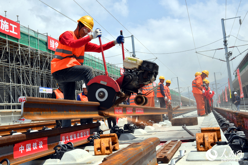 浮梁東站內施工人員正在切割鋼軌。 人民網記者 時雨攝