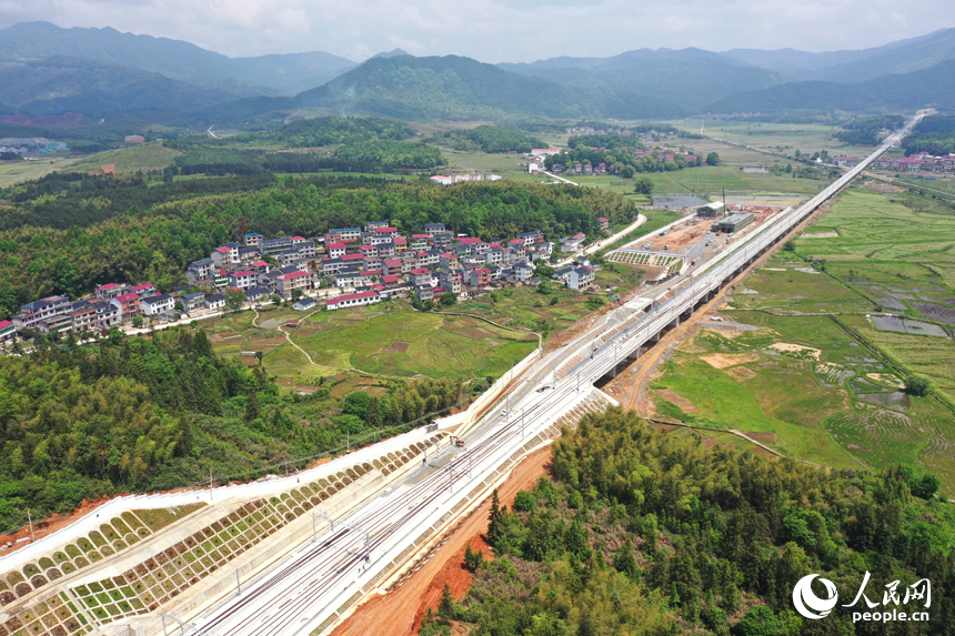 航拍鏡頭下全線貫通的昌景黃高鐵線路。 人民網記者 時雨攝