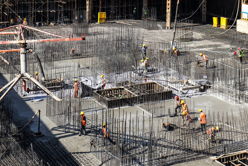 工人們正按照按照進度計劃在各自崗位施工。 李博聰攝