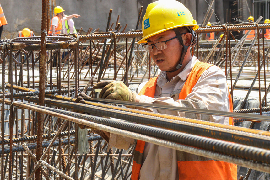工人們正按照按照進度計劃在各自崗位施工。 李博聰攝