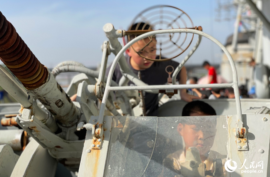 孩子們在南昌艦主題公園參觀游覽。人民網記者 毛思遠攝