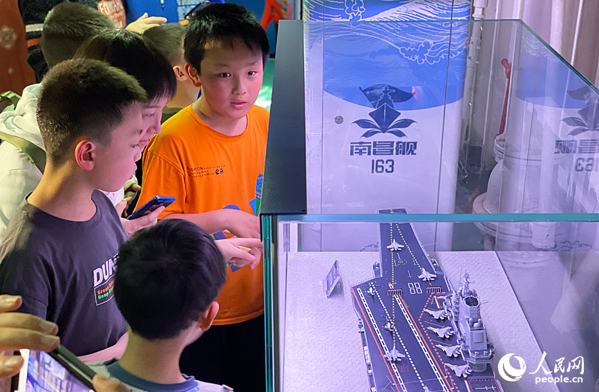 孩子們被航空母艦模型吸引。人民網記者 毛思遠攝