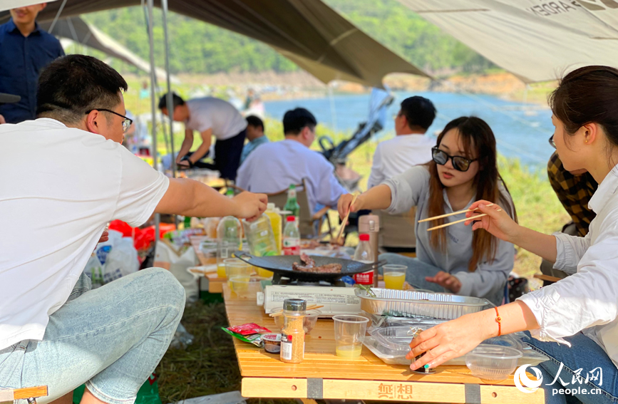“五一”假期，不少游客選擇來此親近自然、露營燒烤，享受休閑時光。人民網記者 毛思遠攝