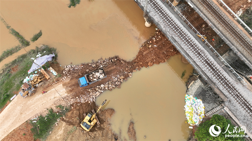 豐城市麗村鎮清豐堤潰口順利合龍。 人民網記者 時雨攝