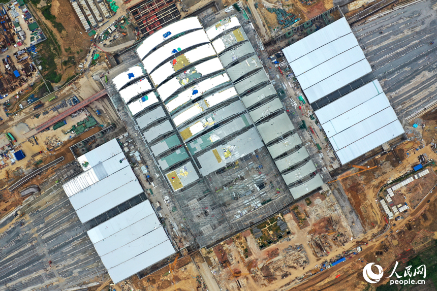 航拍鏡頭下，南昌東站“霞鶩齊飛”的造型頗為壯觀。 人民網記者 時雨攝