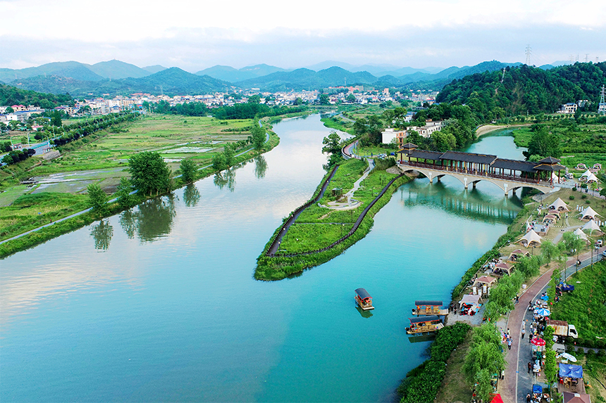 游客在森林公園內泛舟。彭亮攝