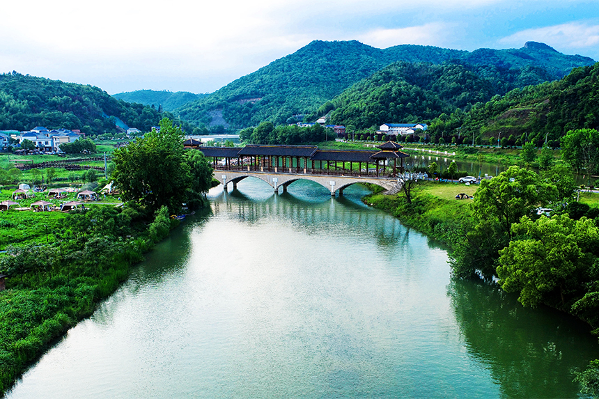 航拍下的森林公園美景如畫。彭亮攝