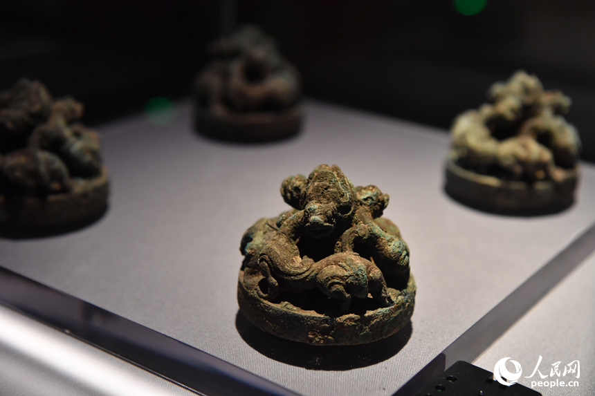 瑞獸形青銅鎮。一組4件，形制及大小相同。漢代人席地而坐，青銅鎮主要用于鎮壓席四角，防止席卷起或移動。展出的瑞獸形青銅鎮構思巧妙，造型奇特，極具匠心，為漢代青銅鎮之佳品。人民網記者 時雨攝