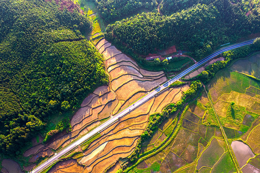 航拍下的江西省撫州市資溪縣烏石鎮茂林村一派生態秀美的山村畫卷。吳志貴攝