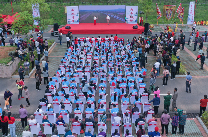 江西省信豐縣萬隆鄉第七屆中國·萬隆富硒楊梅暨石斛文化節正式啟動。 劉榮東攝