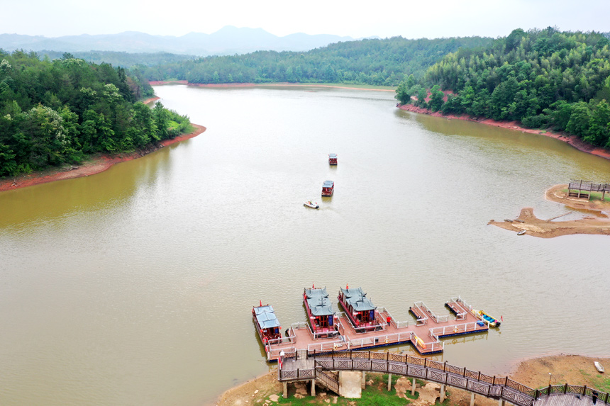 畫舫和快艇從碼頭出發，載著游客“游山玩水”。人民網記者 時雨攝