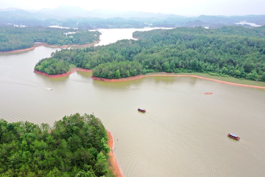 畫舫和快艇載著游客“游山玩水”。人民網記者 時雨攝