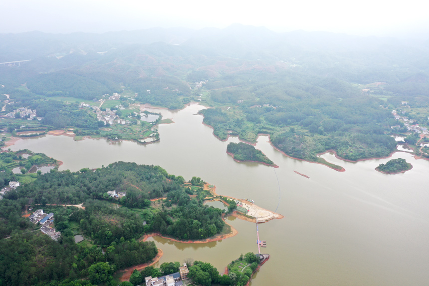 庫區成景區，村民走上致富路，建起新樓房。人民網記者 時雨攝