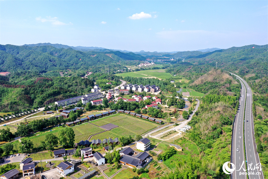 翻新后的民居點綴于青山間，撫吉高速公路蜿蜒而過。 人民網記者 時雨攝