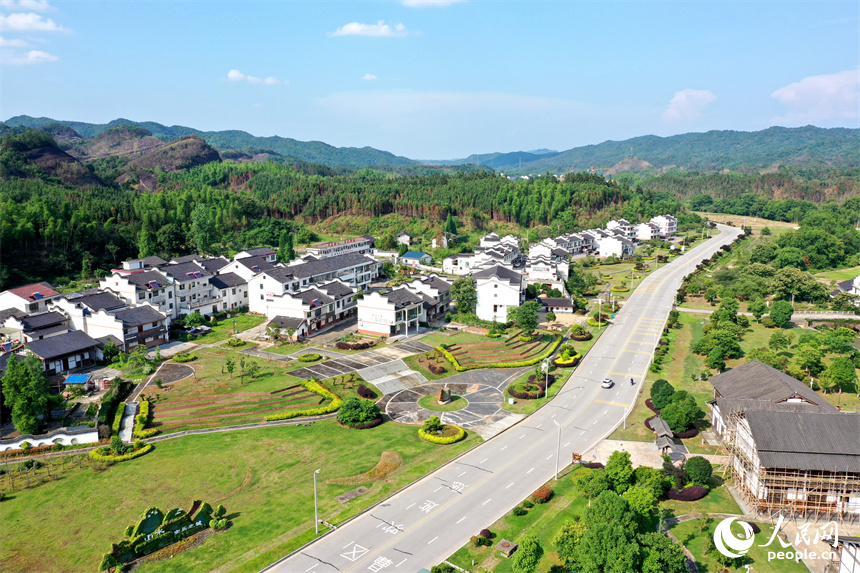 山區“沉睡”的老房子被喚醒，成為高端民宿。 人民網記者 時雨攝