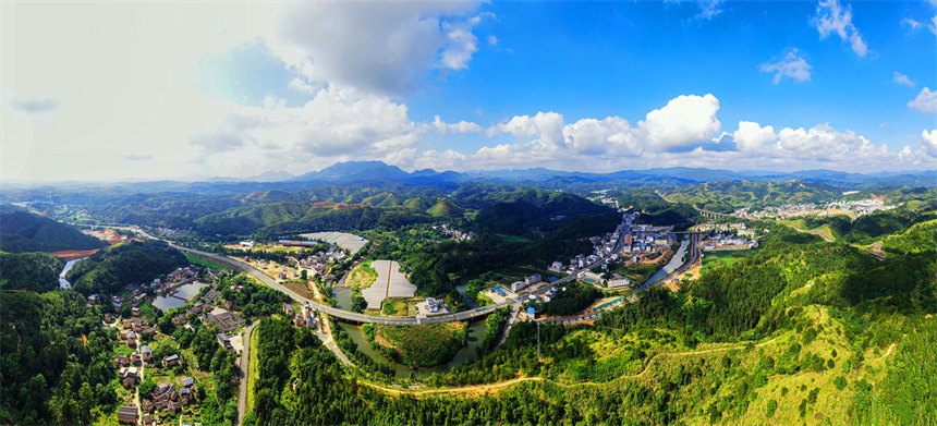 航拍鏡頭下的江西省贛州市定南縣老城鎮黃砂口村。詹繼成攝