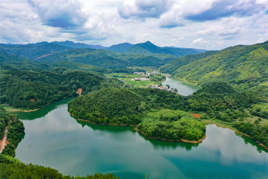 江西省贛州市全南縣金龍鎮崗背村美如畫卷。李凡欽攝