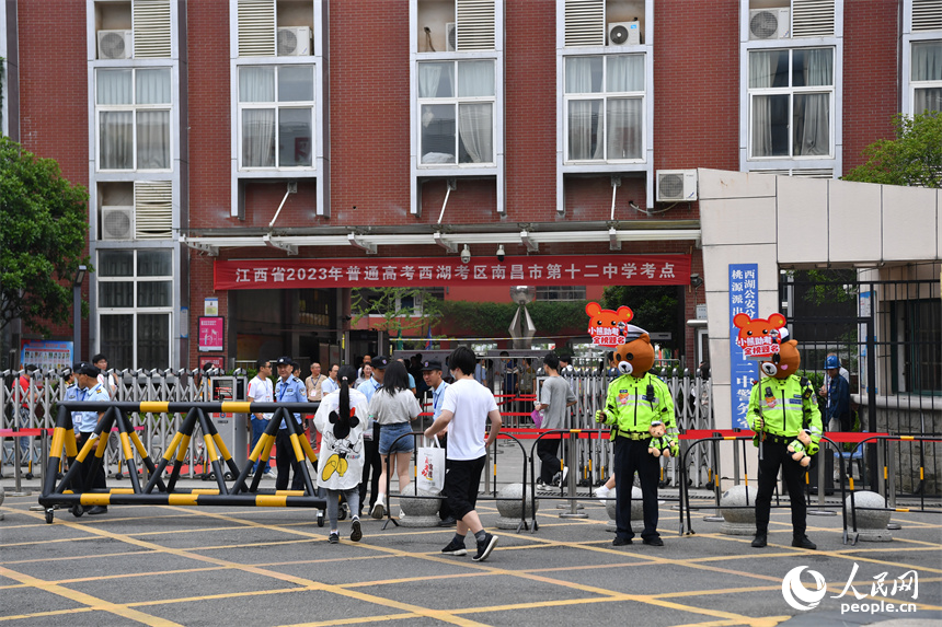 圖為考生們陸續進入考場。 人民網記者 時雨攝