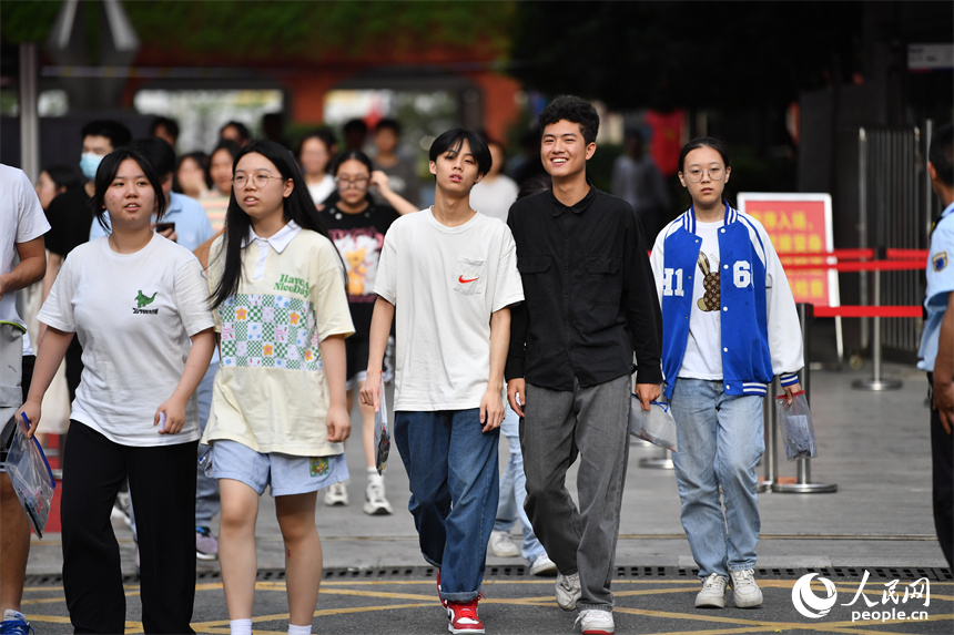 2023年江西高考主要科目的考試全部結束。圖為學生走出考點。 人民網記者 時雨攝