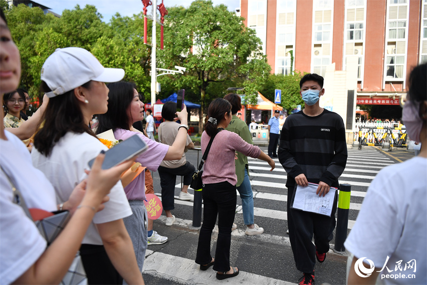 2023年江西高考主要科目的考試全部結束。圖為家長們守在考場外迎接孩子。 人民網記者 時雨攝