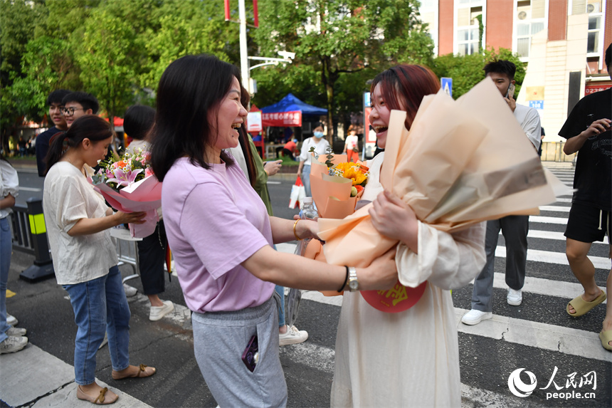 2023年江西高考主要科目的考試全部結束。圖為家長為孩子送上鮮花。 人民網記者 時雨攝