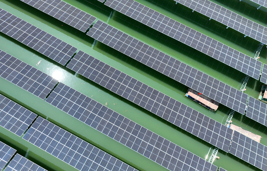 航拍光伏電板安裝現場。漆瑤攝