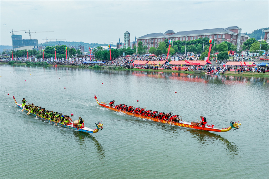 龍舟手們駕駛著龍舟破浪前行。史港澤攝