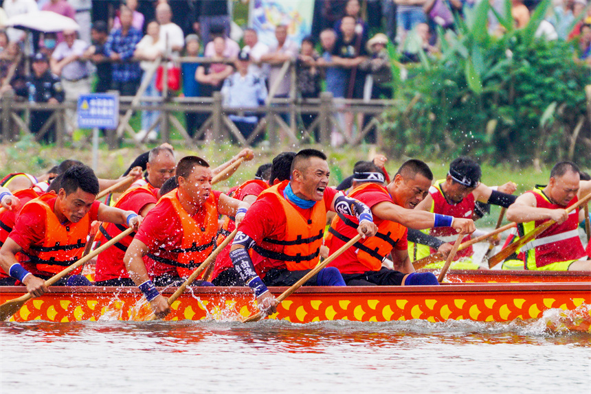龍舟手們駕駛著龍舟破浪前行。史港澤攝