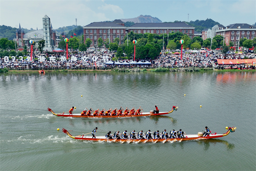 龍舟手們駕駛著龍舟破浪前行。史港澤攝
