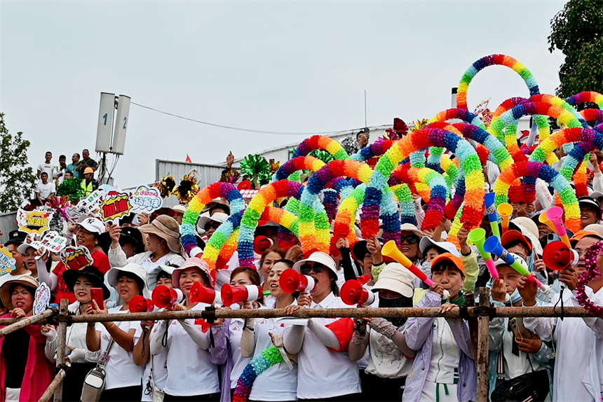 現場歡呼聲吶喊聲不斷。人民網 黃睿靖攝