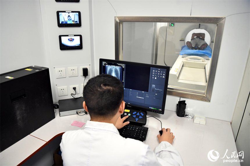 南昌大學二附院的醫療車開進展會現場，為觀眾現場診療。 人民網記者 時雨攝