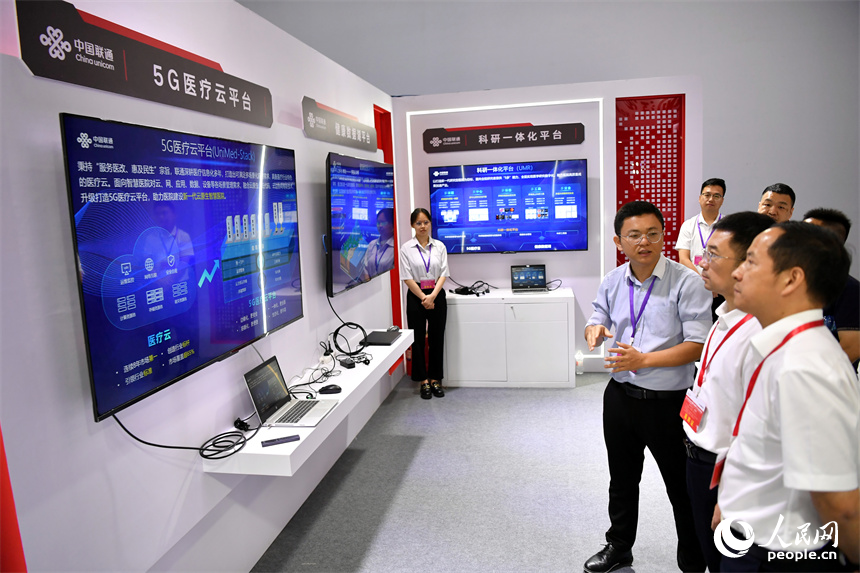 展會現場，工作人員正在為觀眾演示智慧醫療平臺。 人民網記者 時雨攝
