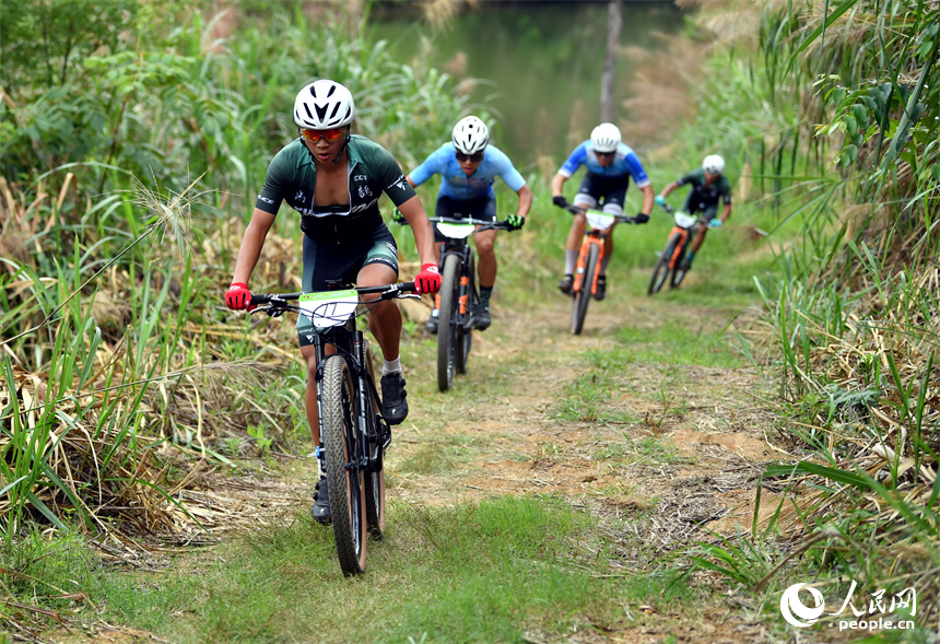 2023年6月18日，江西省宜春市，山地自行車選手在靖安縣仁首鎮 “茶立方”生態茶園里騎行。 人民網記者 時雨攝