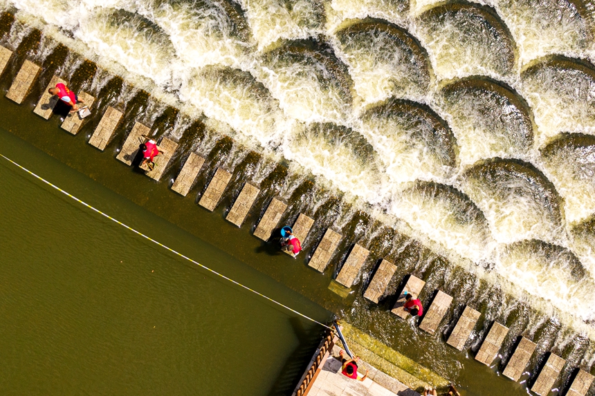 黨員志愿者在巡河清理河道。詹繼成攝