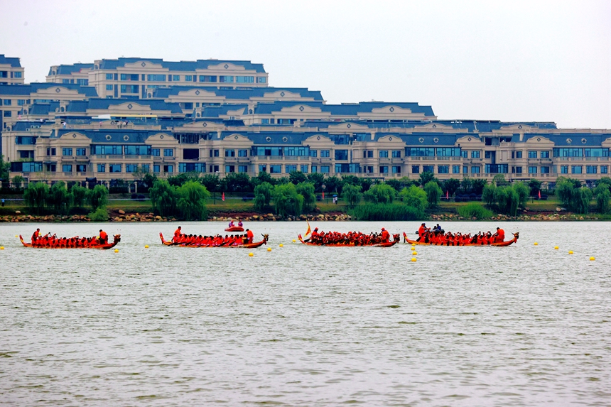 參加龍舟賽的隊員們正隨著鼓點奮力劃槳。李文琪攝