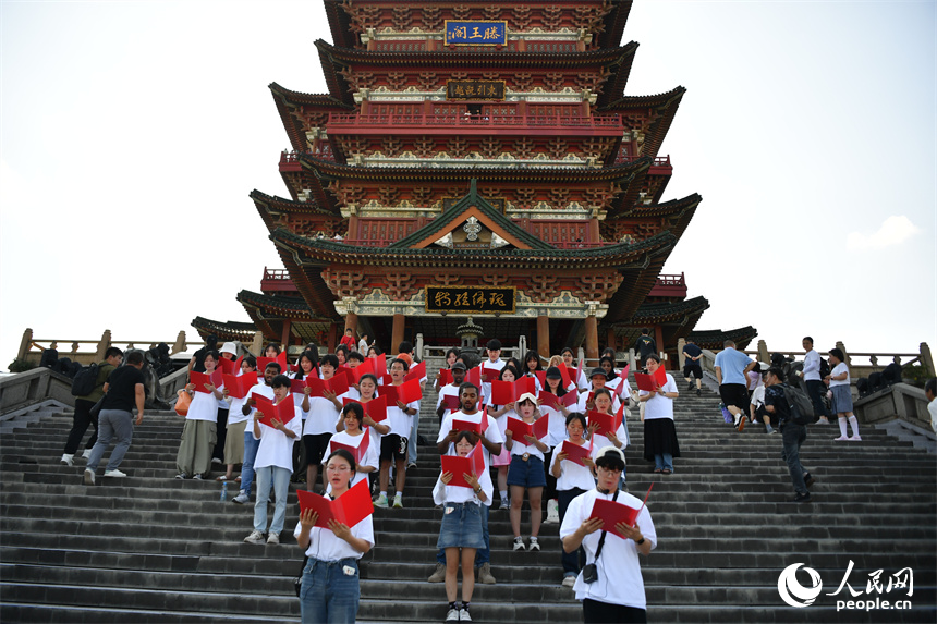 江西中醫藥大學的中外學生在滕閣腳下齊誦《滕王閣序》。 人民網記者 時雨攝