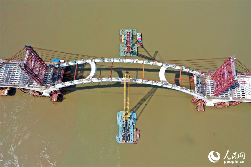 28日，國內疊合板組合梁橋面最寬的拱橋復興大橋主拱合龍。人民網記者 時雨攝