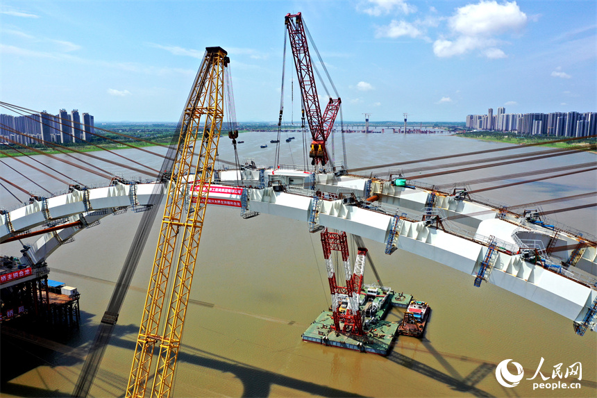 28日，國內疊合板組合梁橋面最寬的拱橋復興大橋主拱合龍。人民網記者 時雨攝