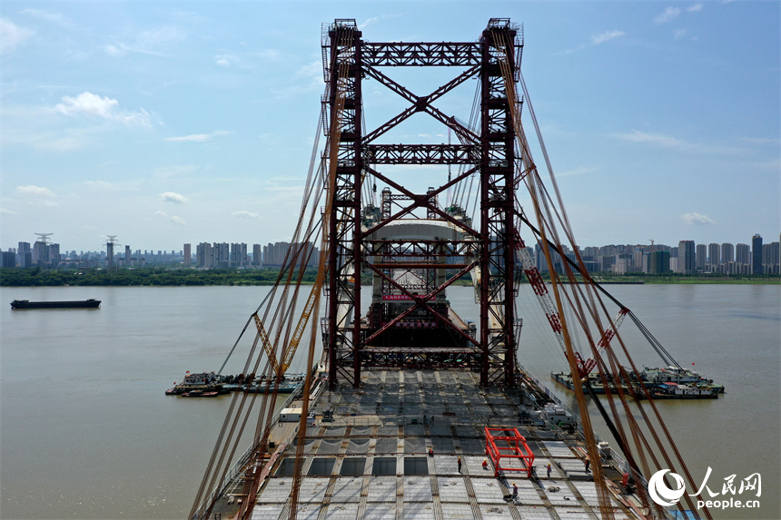 28日，國內疊合板組合梁橋面最寬的拱橋復興大橋主拱合龍。人民網記者 時雨攝