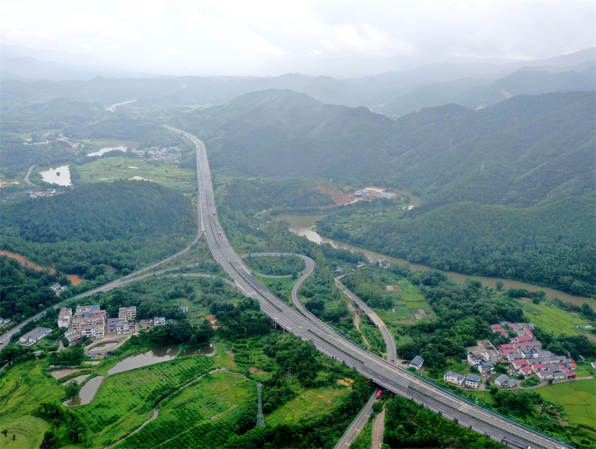 高速沿線美如畫。尹其奇攝