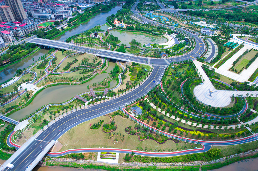 公園以生態循環為核心，打造水清岸綠景美的生態廊道。楊鑫攝