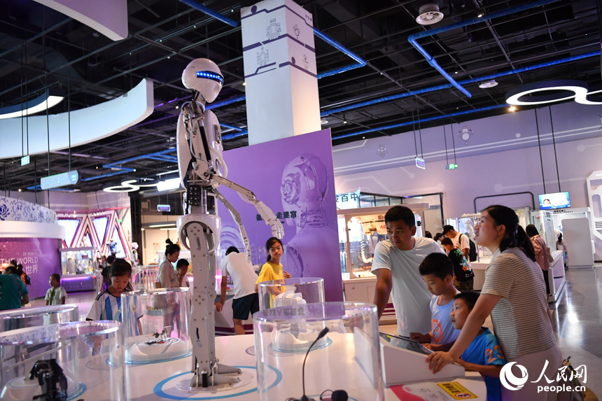 孩子們在玩耍中感受科技魅力，放飛科技夢想，豐富假期生活。 人民網記者 時雨攝