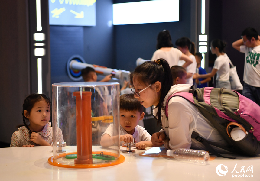 孩子們在玩耍中感受科技魅力，放飛科技夢想，豐富假期生活。 人民網記者 時雨攝