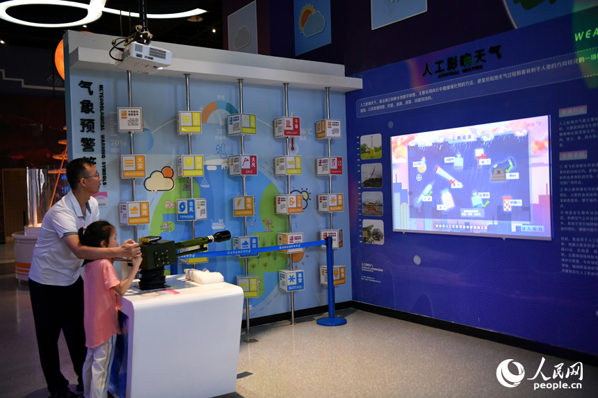 孩子們在玩耍中感受科技魅力，放飛科技夢想，豐富假期生活。 人民網記者 時雨攝