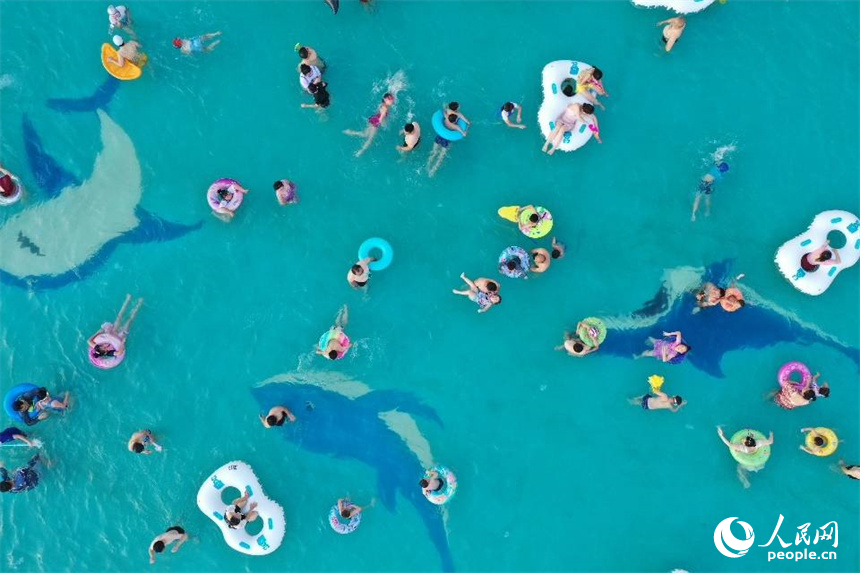 入伏首日，民眾在水上樂園納涼。 人民網記者 時雨攝