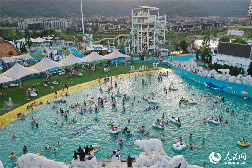 入伏首日，民眾在水上樂園納涼。 人民網記者 時雨攝