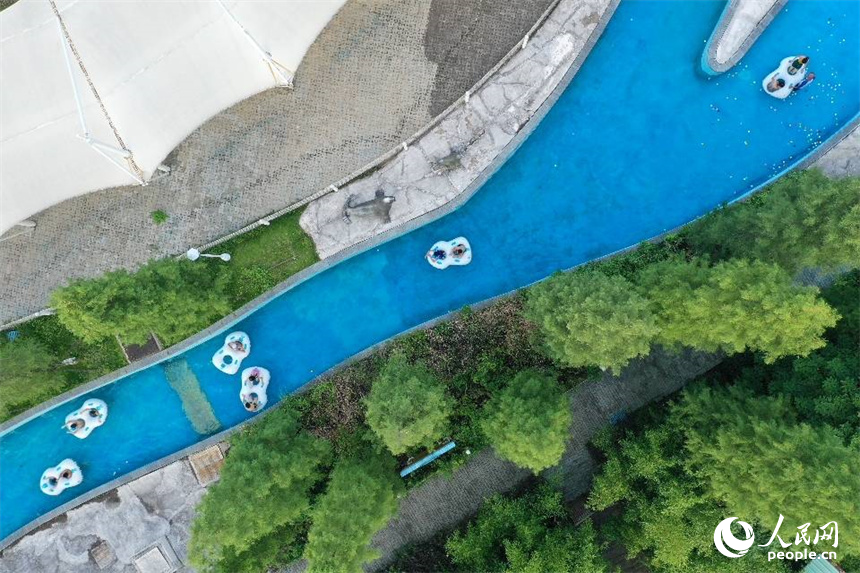 入伏首日，民眾在水上樂園納涼。 人民網記者 時雨攝