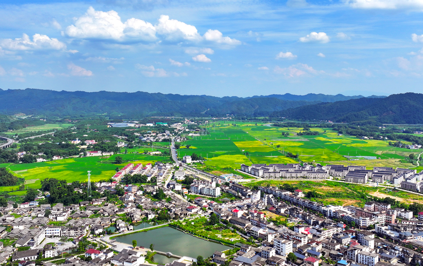 航拍宜豐縣黃墾鎮、潭山鎮、天寶鄉一帶，稻田、樓房、河道相映成景，宛如畫卷。何賤來攝